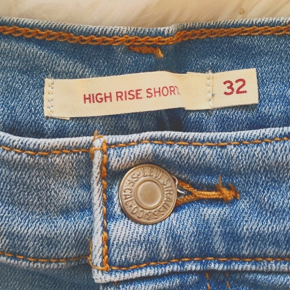 Women's Levi's® High Rise Frayed Hem Jean Shorts Size 32 - Picture 5 of 11